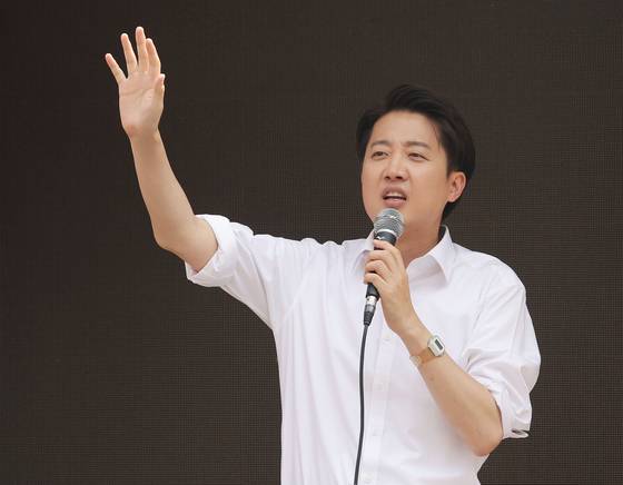 Reform Party presidential candidate Lee Jun-seok speaks during a campaign rally in front of Chung-Ang University in Dongjak District, southern Seoul on May 30. [YONHAP]