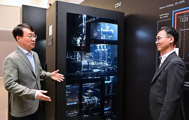 Lee Jae-sung, left, executive vice president and head of LG Electronics' ES Business Division, examines a cooling distribution unit (CDU), part of the company's liquid-cooling solution for AI data centers. [NEWS1]