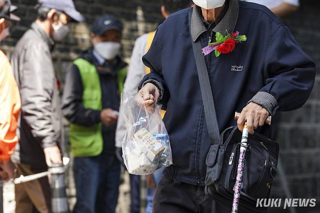 지난 2023년 5월 서울 종로구 탑골공원 일대에 어르신들이 무료급식을 받기 위해 모였다. 임형택 기자