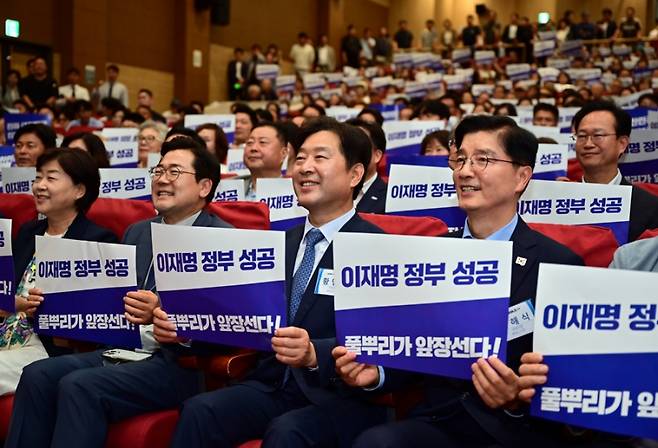 7일 국회 대회의실에서 열린 ‘이재명 정부 성공을 위한 자치분권 결의대회’에서 최고위원 후보로 추대된 황명선 국회의원(앞줄 가운데). 황명선의원실