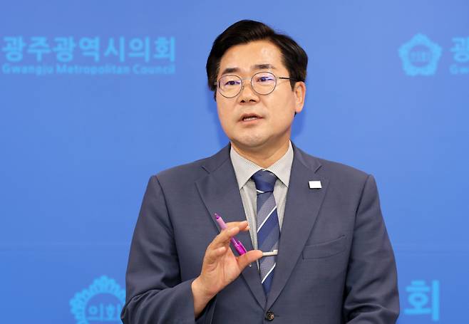 더불어민주당 박찬대 당 대표 후보가 7일 오전 광주광역시의회 기자회견장에서 열린 '호남이 묻고, 박찬대가 답하다'에서 기자의 질문에 답변하고 있다. 연합뉴스