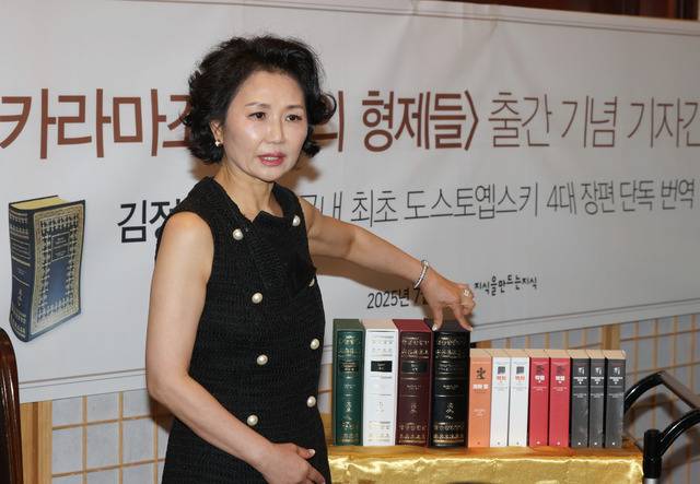 번역가 김정아가 7일 서울 종로구의 한 식당에서 열린 ‘카라마조프가의 형제들’ 출간 기자간담회에서 도스토옙스키의 4대 장편을 단독 번역한 소감을 밝히고 있다. 연합뉴스
