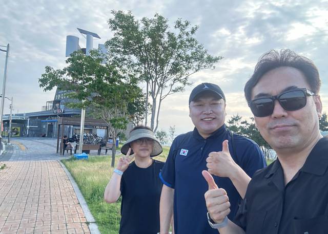 경기도 안산 더행복한교회 목회자와 교사가 지난 3일 여름성경학교가 열릴 시화방조제를 답사하고 있다. 더행복한교회 제공