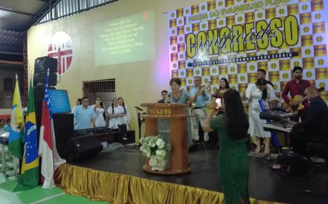 이정숙 사모가 최근 브라질 아마조나스주 타파우아순복음교회에서 찬송가를 부르고 있다.