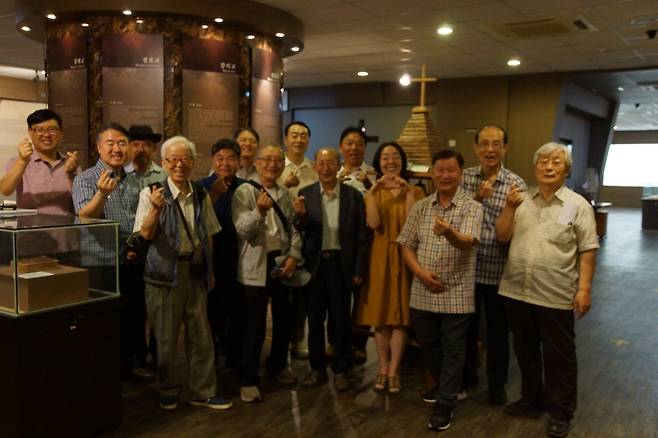 부산기독교문화역사연구회는 8일 부산 동래중앙교회 비전센터에서 제1기 심화과정과 2기 기초과정을 받았다. 박수웅(오른쪽 두 번째) 회장과 회원들이 한국기독교선교박물관을 관람 중 단체 촬영을 하고 있다.