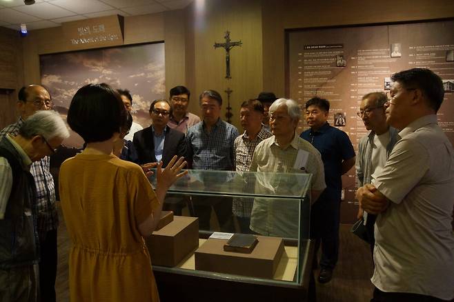 부산기독교문화역사연구회 회원들이 8일 동래중앙교회 비전센터에 있는 한국기독교선교박물관을 관람하며 류지아 학예사의 설명을 듣고 있다.