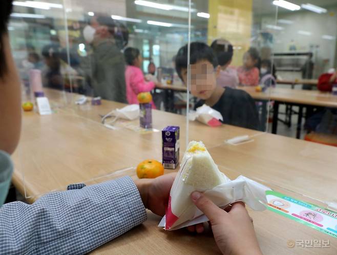 서울 시내 한 초등학교에서 아이들이 샌드위치를 먹고 있다. 국민일보DB