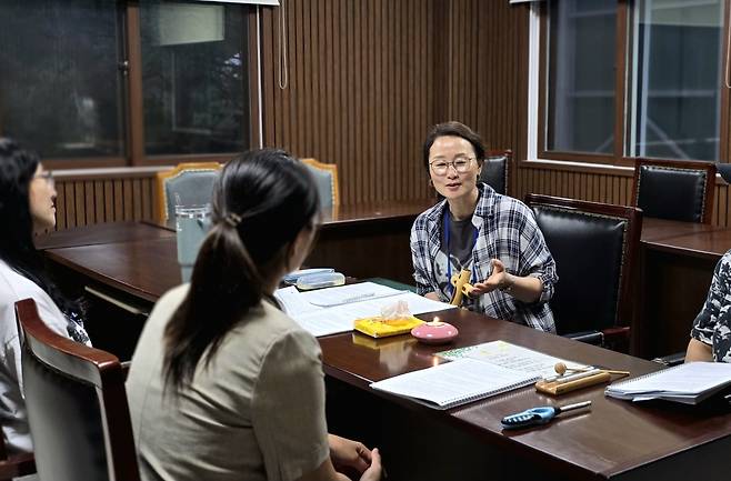 참가자가 지난 7일 경기도 포천 광림세미나하우스에서 열린 경청모임에서 자신의 이야기를 나누고 있다.