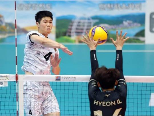 스파이크하는 상무의 손준영(왼쪽). 사진[연합뉴스]