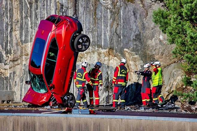 볼보는 교통사고 메뉴얼을 마련하기 위해 신차 10대를 30m 높이에서 떨어뜨리는 테스트를 진행했다. [자료사진=볼보]
