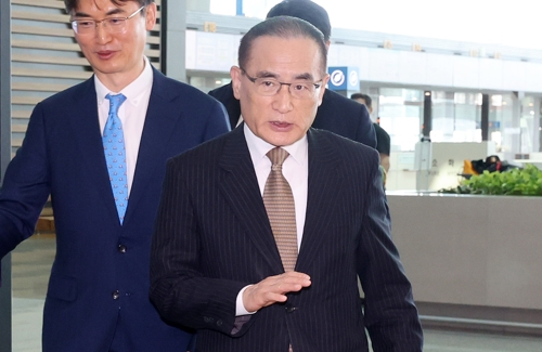 위성락 국가안보실장이 관세협상, 정상회담 등 한미 간 현안에 대한 논의를 위해 지난 6일 인천국제공항을 통해 미국 워싱턴DC로 출국하고 있다. [사진 출처 = 연합뉴스]