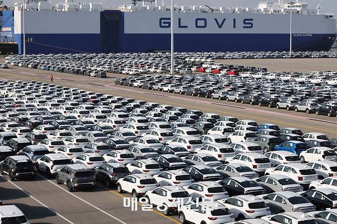경기 평택시 평택항 기아차 전용부두에 선적 대기 중인 수출 차량들. 한주형 기자