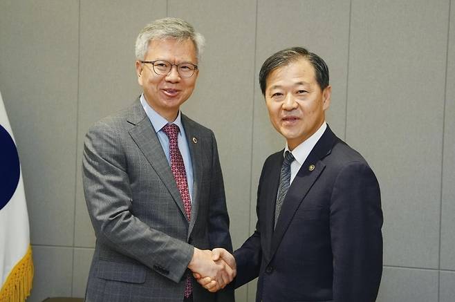 이형훈 보건복지부 제2차관(오른쪽)이 8일 대한의사협회를 방문해 김택우 의협 회장 등 집행부와 간담회를 가졌다. [사진=대한의사협회]