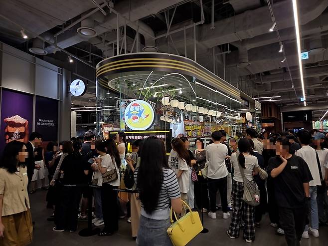 GS리테일이 운영하는 편의점 GS25는 돈키호테와 손잡고 더현대서울에서 다음달 1일까지 약 한 달간 팝업스토어를 운영한다. 8일 돈키호테 팝업 매장 앞에 인산인해를 이루고 있다. [김혜진 기자]