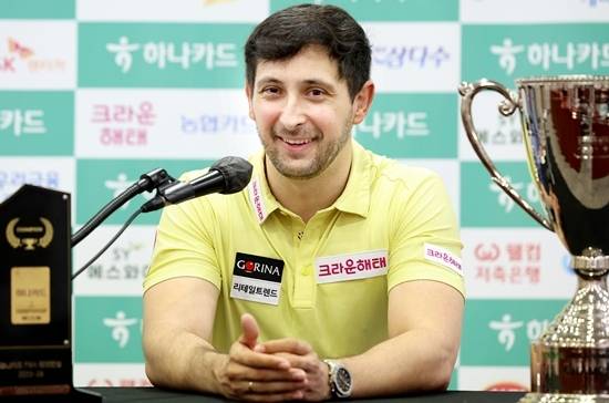 우승해도 항상 무덤덤한 마르티네스. 7일 밤 하나카드PBA챔피언십에서 우승한 후 가진 기자회견 자리에서도 마찬가지였다. 상금 10억원 돌파보다 트로피가 더 중요하다는 그다. (사진=PBA)