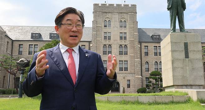 김동원 고려대 총장이 8일 서울 성북구 안암동 고려대 중앙광장에서 매일경제와 인터뷰하고 있다.  이승환 기자
