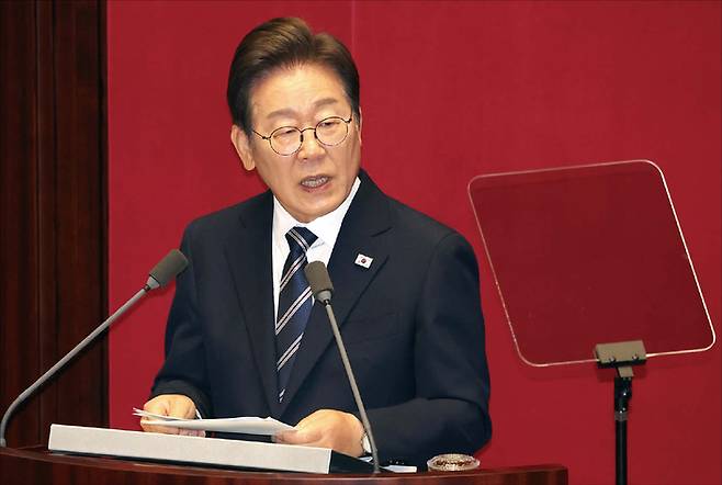 이재명 배드뱅크는 2차 추가경정예산안에 포함된 ‘특별 채무 조정 패키지’의 일환이다. 이재명 대통령이 6월 26일 국회 본회의장에서 추가경정예산 시정 연설을 하고 있는 사진. (연합뉴스)