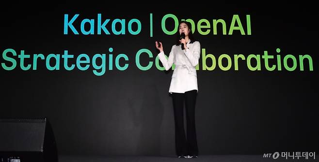 정신아 카카오 대표가 카카오 미디어 데이(KaKao Media Day)에 참석, 키노트를 갖고 있다. 카카오는 인공지능(AI) 분야 선도 기업인 오픈AI(OpenAI)와 전략적 제휴(Strategic Collaboration) 체결에 대한 공동 기자간담회를 개최했다. /사진=머니투데이 DB