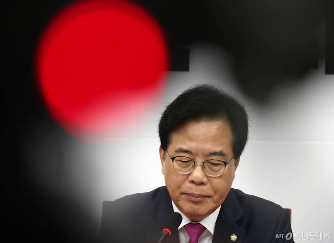 [서울=뉴시스] 고승민 기자 = 송언석 국민의힘 비상대책위원장이 7일 서울 여의도 국회에서 열린 비상대책위원회의에서 발언문을 보고 있다. 2025.07.07. kkssmm99@newsis.com /사진=고승민