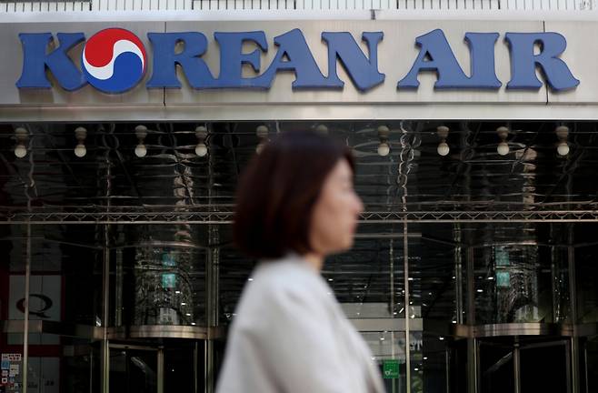 [서울=뉴시스] 김진아 기자 = 공정거래위원회가 대한항공-아시아나항공의 마일리지 통합안을 제출받았으나 미흡한 부분이 있다고 판단해 수정·보완을 요청했다. 공정위 관계자는 "항공 소비자들의 권익을 보호하기 위한 심사의 출발점으로서 의미가 있다"면서도 "마일리지 통합방안이 국민적 관심 사항인 만큼 국민의 기대와 눈높이에 부합하는 수준으로 마련돼야 한다"고 설명했다.  사진은 12일 서울 중구 대한항공 서소문 사옥. 2025.06.12. bluesoda@newsis.com /사진=김진아