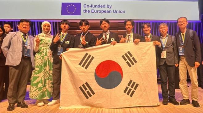 제38회 국제청소년물리토너먼트에서 은메달을 획득한 한국 대표팀 /사진=과학기술정보통신부