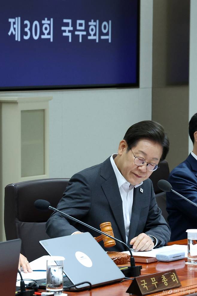 [서울=뉴시스] 고범준 기자 = 이재명 대통령이 8일 서울 용산 대통령실 청사에서 열린 국무회의에서 의사봉을 두드리고 있다. 2025.07.08. bjko@newsis.com /사진=고범준