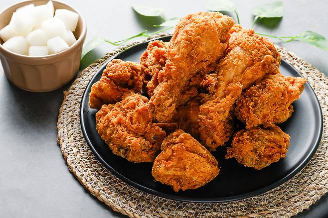 대식가 남편이 매일 치킨을 먹기 위해 마이너스 통장을 만들고, 자녀들 음식까지 뺏어먹을 정도로 식탐이 많다면 이혼 사유가 될까. 기사 이해를 돕기 위한 사진./사진=이미지투데이