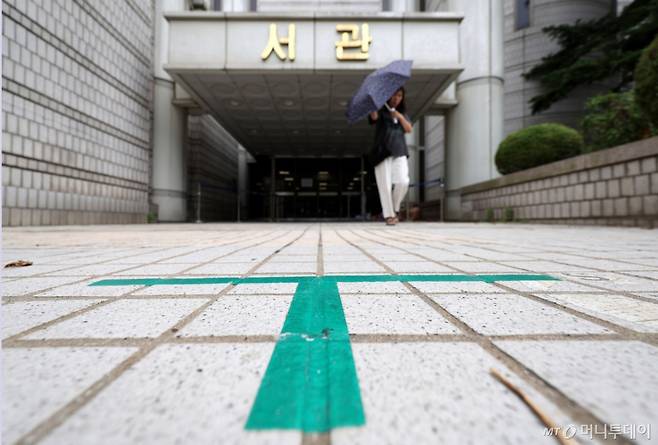 윤석열 전 대통령이 9일 구속 기로에 선다. 윤 전 대통령은 영장심사에 직접 출석한다는 입장이다.   법조계에 따르면 서울중앙지법은 9일 오후 2시 15분부터 특수공무집행방해 등 혐의를 받는 윤 전 대통령의 구속 전 피의자 심문(영장실질심사)을 진행한다고 밝혔다.  사진은 7일 서울 서초구 서울중앙지방법원 모습. /사진=(서울=뉴스1) 박지혜 기자