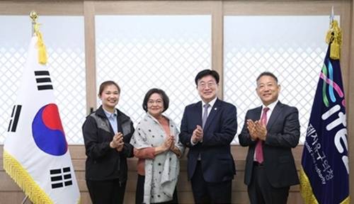 윤원석 인천경제청장(오른쪽 두번째)과 아그네스 디베나데라 필리핀 클락개발공사(CDC) 사장이 지난 4월 경제협력 방안을 논의한 뒤 기념사진을 찍고 있다./사진제공=인천경제청