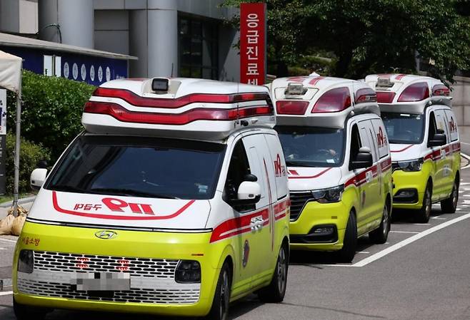 기사 내용과 직접적인 관련 없는, 참고용 사진. 서울 시내 한 대학병원 앞에 구급차들이 대기 중인 모습./사진=뉴시스