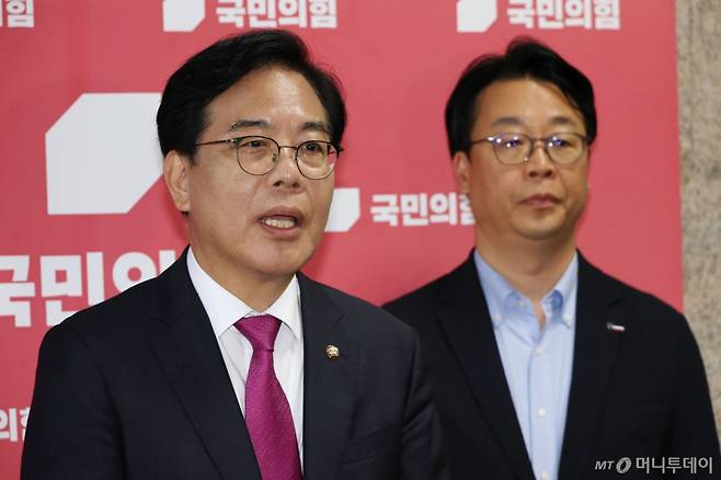 (서울=뉴스1) 이광호 기자 = 송언석 국민의힘 비상대책위원장 겸 원내대표가 8일 오후 서울 여의도 국회에서 민중기 특검팀의 윤상현 의원에 대한 압수수색과 관련해 "이미 경찰에서 수사가 다 끝났음에도 수색을 강행하는 것은 전형적인 정치보복"이라고 입장을 밝히고 있다. 2025.7.8/뉴스1  Copyright (C) 뉴스1. All rights reserved. 무단 전재 및 재배포,  AI학습 이용 금지. /사진=(서울=뉴스1) 이광호 기자