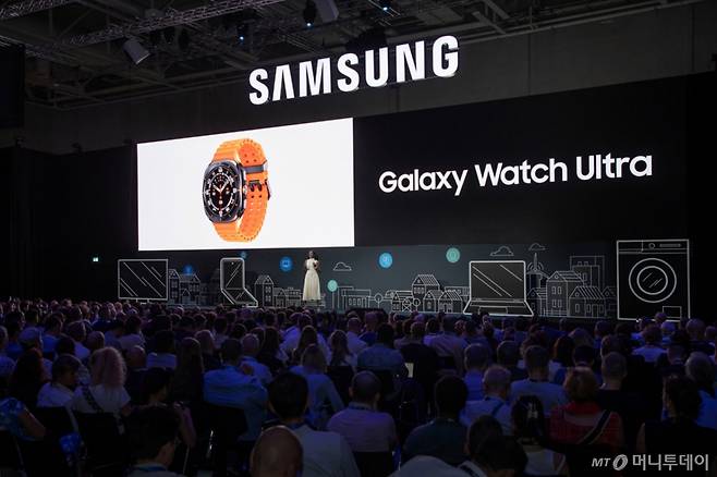 지난해 9월 독일 베를린에서 열린 'IFA 2024'에서 소개된 '갤럭시워치 울트라'. /사진=뉴스1 /사진=(서울=뉴스1)