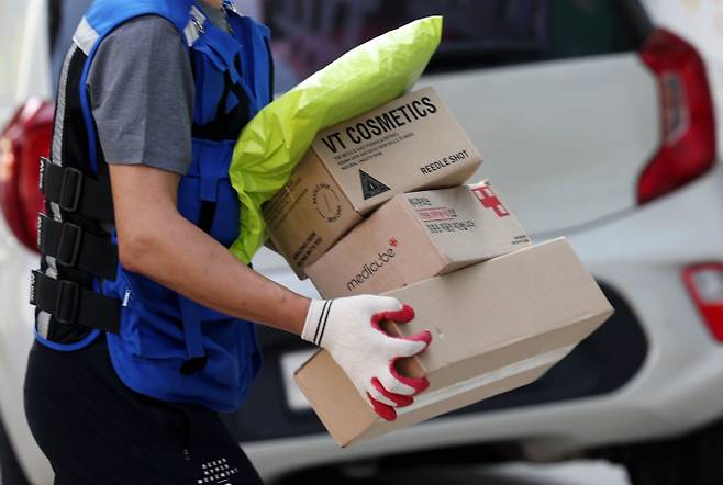 주7일 배송 서비스 실시 이후 주7일 근무하는 택배기사가 늘어나면서 택배업계에 과로 우려가 확산하고 있다. 서울 한 주택가에서 택배기사가 택배를 배송하고 있다. /사진=뉴시스