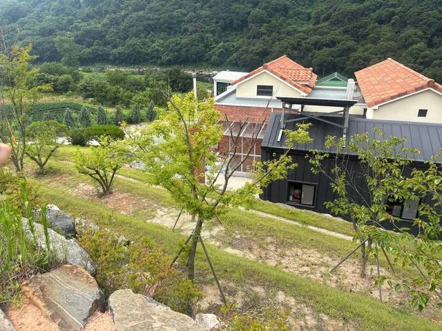 정동영 통일부 장관 후보자의 배우자가 소유하고 있는 전북 순창군 동계면 어치리에 있는 단독주택과 농지. 주택은 섬진강이 내려다보이는 곳에 위치해 있으며 야외 정원 등을 갖추고 있다.    김기현 의원 제공