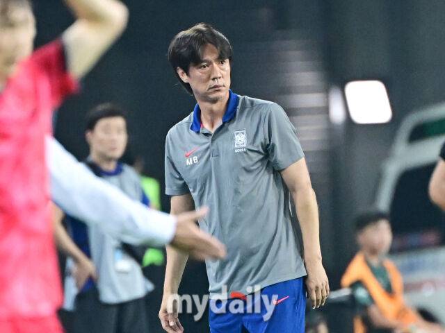 7일 경기도 용인미르스타디움에서 열린 2025 동아시아축구연맹(EAFF) E-1 풋볼 챔피언십(동아시안컵) 한국-중국 경기. 홍명보가 선수들을 지켜보고 있다./용인=한혁승 기자