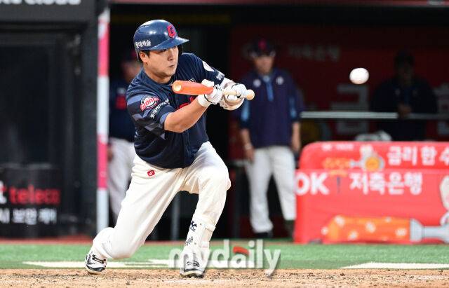 2025년 6월 11일 오후 경기도 수원시 KT위즈파크에서 '2025 신한 SOL뱅크 KBO 리그' 롯데 자이언츠와 KT위즈의 경기가 열렸다. 롯데 정훈이 4회초 무사 1루서 번트를 성공하고 있다./마이데일리