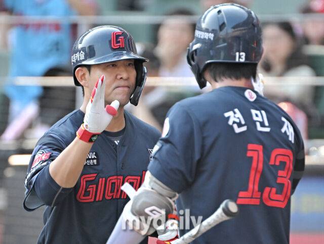 14일 오후 인천 문학동 SSG랜더스필드에서 진행된 '2025 프로야구 KBO리그' SSG랜더스와 롯데자이언츠의 경기.롯데 김민성이 2회초 1사에서 솔로홈런을 터뜨린 뒤 홈을 밟고 있다./마이데일리