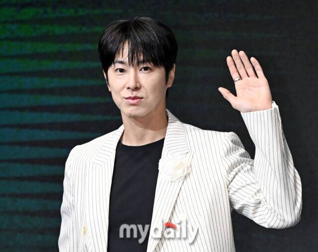 배우 정윤호가 8일 오전 서울 여의도 콘래드호텔에서 진행된 디즈니 플러스 오리지널 드라마 '파인: 촌뜨기들' (극본 강윤성 안승환, 연출 강윤성) 제작발표회에서 포토타임을 갖고 있다.'파인: 촌뜨기들' 은 1977년을 배경으로, 바다 속에 묻힌 보물선을 차지하기 위해 몰려든 근면성실 생계형 촌뜨기들의 속고 속이는 이야기를 담은 드라마다. 7월 16일 OTT 디즈니 플러스에서 공개된다.