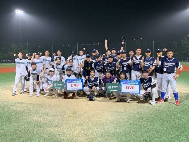 지난 7일 고양시 장항야구장에서 열린 더킴로펌배 제19회 한스타 연예인 야구 브로맨스(왼쪽)와 공놀이야의 경기가 열렸다. 12-3 공놀이야 승리. 경기 후 양 팀 선수들이 파이팅을 외치고 있다. 중앙에는 MVP를 수상한 공놀이야 가수 권순우와 인기상 유근일을 대리수상한 브로맨스 가수 김경록. /한스타미디어