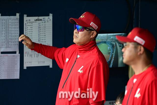2025년 6월 12일 오후 서울 잠실구장에서 '2025 신한 SOL뱅크 KBO 리그' SSG 랜더스와 LG 트윈스의 경기가 열렸다. SSG 이숭용 감독이 경기를 지켜보고 있다./마이데일리