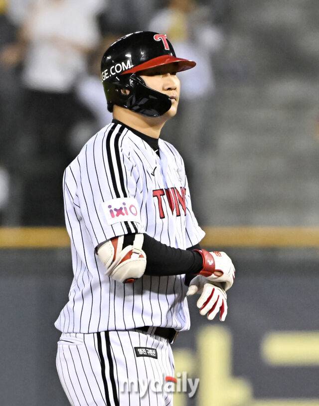 27일 오후 서울 잠실야구장에서 진행된 '2025 프로야구 KBO리그' LG트윈스와 한화이글스의 경기.LG 문보경이 6회말 2루타를 터뜨린 뒤 환호하고 있다./마이데일리