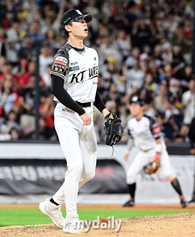 2025년 6월 11일 오후 경기도 수원시 KT위즈파크에서 '2025 신한 SOL뱅크 KBO 리그' 롯데 자이언츠와 KT위즈의 경기가 열렸다. KT 원상현이 7회말 투구를 아쉬워하고 있다./마이데일리