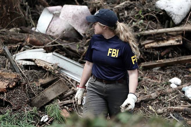 한 FBI 요원이 7일(현지시간) 참사 현장을 돌아보고 있다. [EPA]