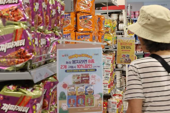 7일 서울 한 대형마트 라면 판매대에 가격 할인 안내문이 붙어 있는 모습. [연합]