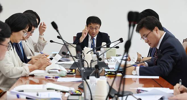 지난 2일 국회에서 열린 예산결산특별위원회의 2025년도 제2회 추가경정예산안 등 조정소위원회에서 더불어민주당 소속 한병도 위원장이 발언하고 있다. [연합]