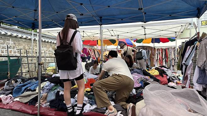 서울 종로구 ‘동묘 벼룩시장’을 찾은 이들이 옷을 고르고 있다. 박연수 기자