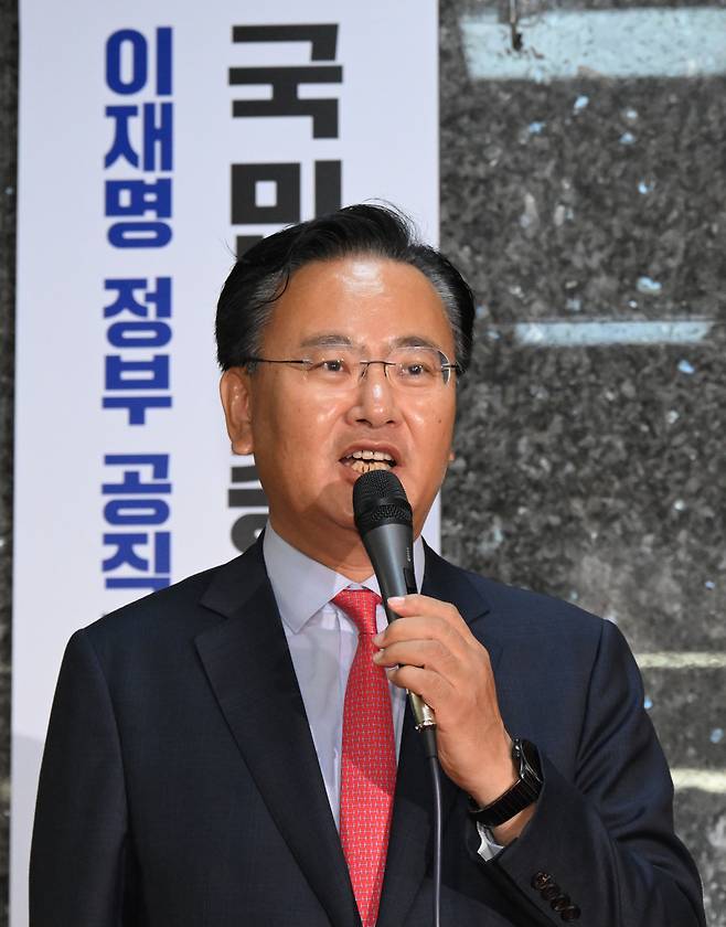 유상범 이재명 정부 공직후보자 국민검증센터 단장이 8일 국회에서 열린 현판식을 마치고 발언하고 있다. 이상섭 기자