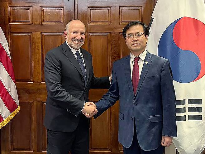 여한구 산업통상자원부 통상교섭본부장이 7일(현지시간)  미국 워싱턴 D.C 상무부에서 하워드 러트닉(Howard Lutnick) 미국 상무부 장관과 면담을 갖고 기념촬영을 하고 있다. [산업통상자원부 제공]