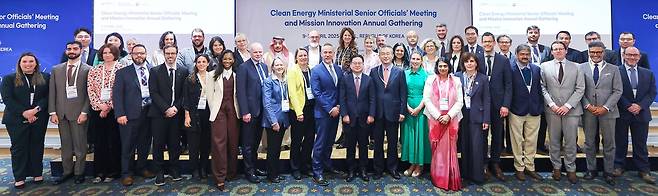 조익노 산업통상자원부 에너지정책관이 지난 4월  9일 서울 소공동 롯데호텔에서  열린 ‘제16차 청정에너지 및 제10차 미션이노베이션 고위급 실무회의’에서 참석자들과 기념촬영을 하고 있다. [연합]