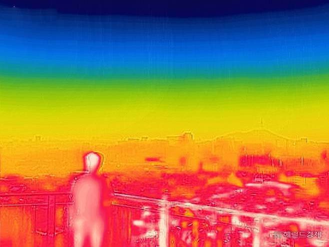 서울 지역에 폭염경보가 발효 중인 8일 오전 서울 종로구 북악산에서 열화상 카메라로 바라본 도심 일대가 열기로 인해 빨간색을 나타내고 있다. 임세준 기자